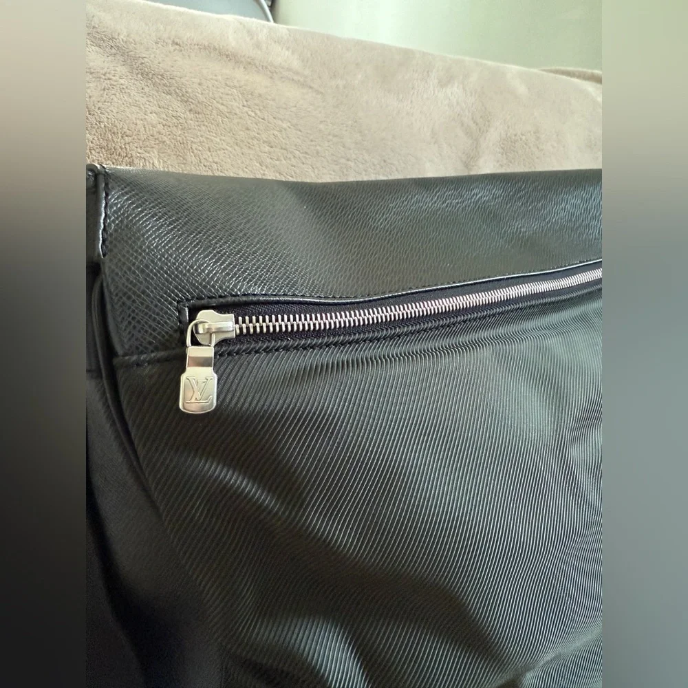 Authentic Louis Vuitton Taiga Green Delsu Epicea Shoulder Messenger Bag - Picture 7 of 17